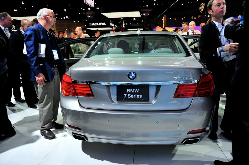 Illustration for article titled 2009 BMW 7-Series, ActiveHybrid Hit LA Show Floor